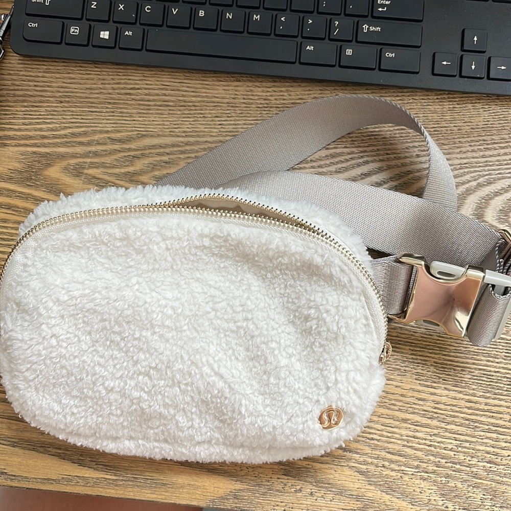 Everywhere belt bag in cream white boucle/fleece